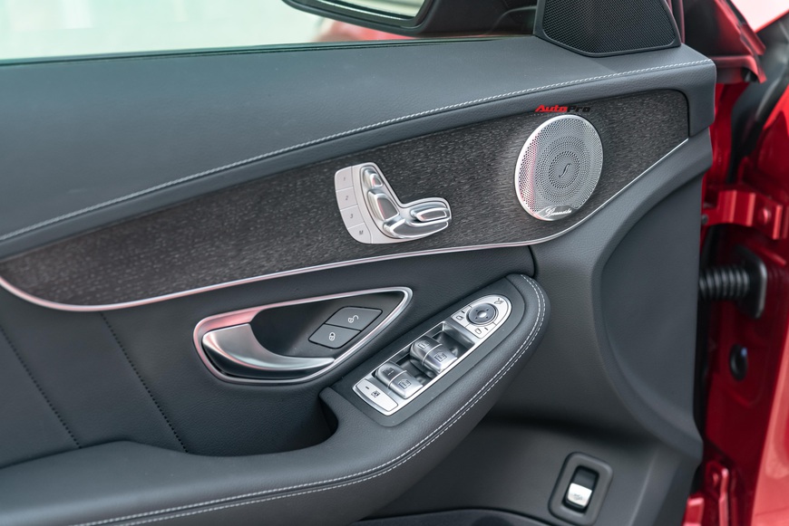 Chạy 7.000 km, đại gia Việt vẫn bán Mercedes-Benz C300 AMG ngang ngửa giá mua mới - Ảnh 6. Chạy 7.000 km, đại gia Việt vẫn bán Mercedes-Benz C300 AMG ngang ngửa giá mua mới - Ảnh 6.