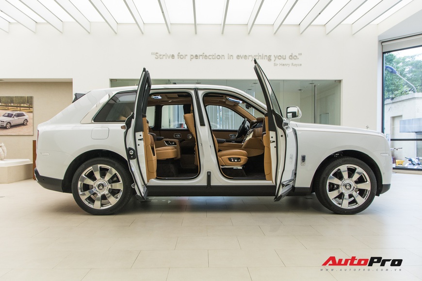 Cận cảnh Rolls-Royce Cullinan chính hãng và những điều ít ai biết về mẫu SUV nhà giàu giá hơn 32 tỷ đồng - Ảnh 3.