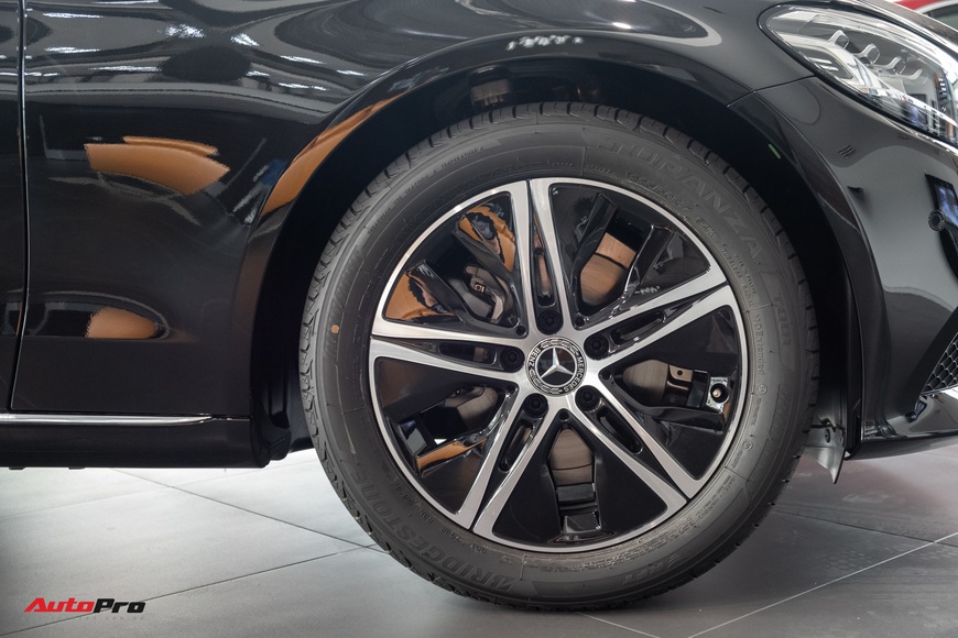 Đánh giá nhanh Mercedes-Benz C 180 - Xe sang quốc dân thay thế sedan D phổ thông - Ảnh 4. Đánh giá nhanh Mercedes-Benz C 180 - Xe sang quốc dân thay thế sedan D phổ thông - Ảnh 4.