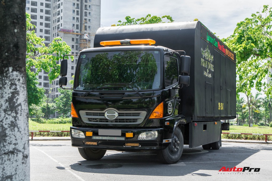 Bên trong xe vận chuyển xế khủng cho giới đại gia Hà Nội: Như container hạng sang, độ hết 3 tỷ đồng, có bầu trời sao kiểu Rolls-Royce - Ảnh 3. Bên trong xe vận chuyển xế khủng cho giới đại gia Hà Nội: Như container hạng sang, độ hết 3 tỷ đồng, có bầu trời sao kiểu Rolls-Royce - Ảnh 3.