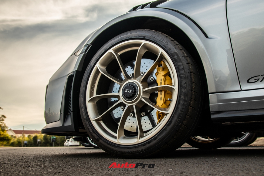 Sau 2 năm về garage, Porsche 911 GT2 RS giá hơn 20 tỷ đồng của doanh nhân Đặng Lê Nguyên Vũ lần đầu tiên lộ diện - Ảnh 5. Sau 2 năm về garage, Porsche 911 GT2 RS giá hơn 20 tỷ đồng của doanh nhân Đặng Lê Nguyên Vũ lần đầu tiên lộ diện - Ảnh 5.