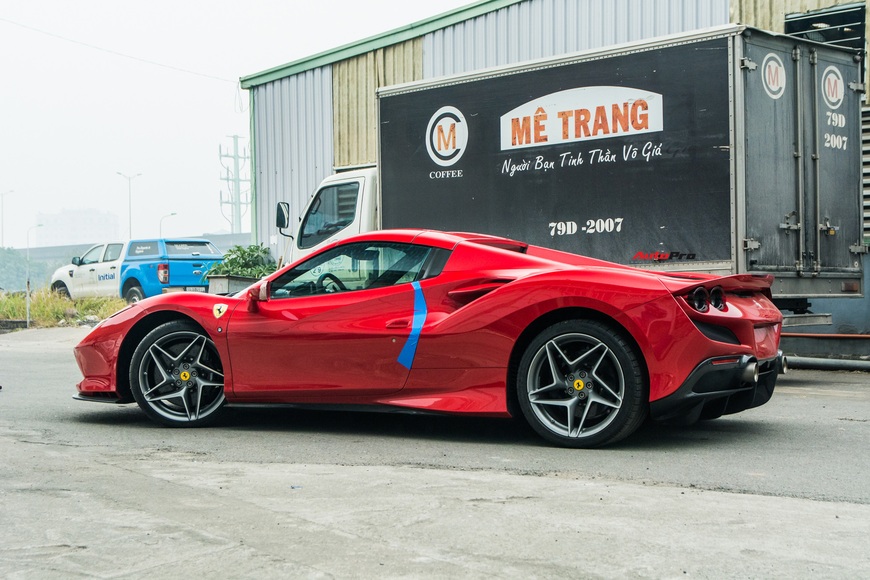 Cận cảnh Ferrari F8 Spider giá đồn đoán hơn 32 tỷ đồng: Siêu xe đường phố sở hữu động cơ như xe đua - Ảnh 13.