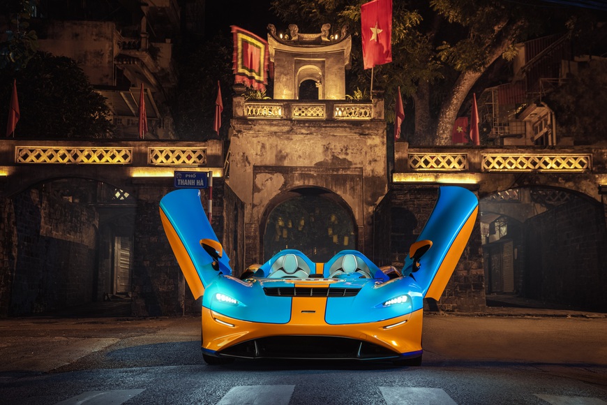 Siêu phẩm không kính McLaren Elva bất ngờ lộ ảnh thả dáng tại Hà Nội, kết thúc hành trình vòng quanh thế giới - Ảnh 2. Siêu phẩm không kính McLaren Elva bất ngờ lộ ảnh thả dáng tại Hà Nội, kết thúc hành trình vòng quanh thế giới - Ảnh 2.