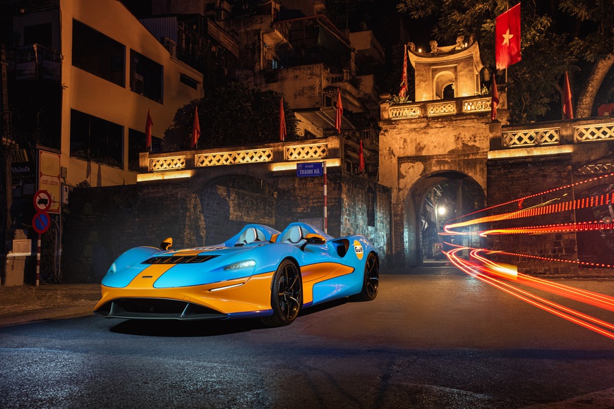 Siêu phẩm không kính McLaren Elva bất ngờ lộ ảnh thả dáng tại Hà Nội, kết thúc hành trình vòng quanh thế giới - Ảnh 1. Siêu phẩm không kính McLaren Elva bất ngờ lộ ảnh thả dáng tại Hà Nội, kết thúc hành trình vòng quanh thế giới - Ảnh 1.