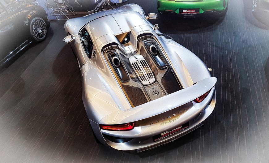 Bên trong showroom khét tiếng chuyên bán hyper-car cho đại gia Việt: Có phòng ‘bạch kim’ toàn xe khủng, từng chiếc được lau chùi 2-3 lần mỗi ngày, khách hàng siêu VIP được dâng xe đến tận nhà - Ảnh 10. Bên trong showroom khét tiếng chuyên bán hyper-car cho đại gia Việt: Có phòng ‘bạch kim’ toàn xe khủng, từng chiếc được lau chùi 2-3 lần mỗi ngày, khách hàng siêu VIP được dâng xe đến tận nhà - Ảnh 10.