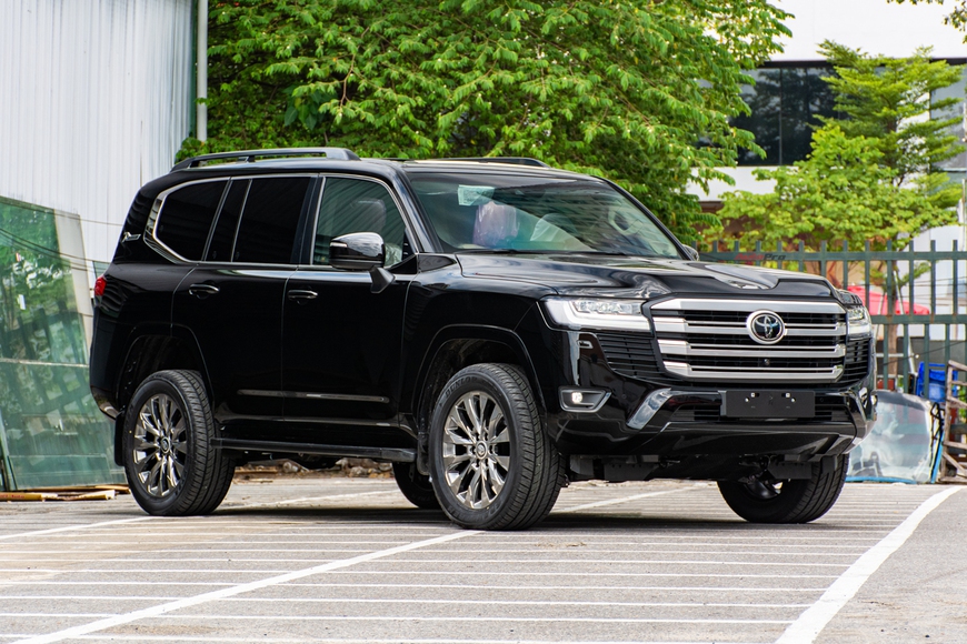 Trải nghiệm Toyota Land Cruiser 2022 nhập khẩu chính hãng: Kích thước đồ sộ nhưng không gian vẫn còn khiêm tốn - Ảnh 3. Trải nghiệm Toyota Land Cruiser 2022 nhập khẩu chính hãng: Kích thước đồ sộ nhưng không gian vẫn còn khiêm tốn - Ảnh 3.