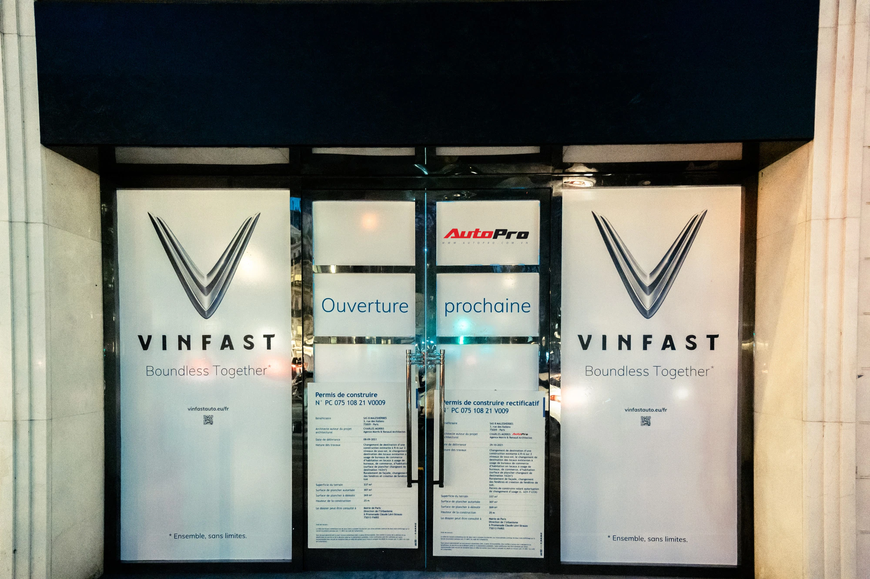 Ảnh độc quyền: Diện kiến showroom VinFast 3 mặt tiền giữa Paris, đẹp lung linh chỉ chờ mở cửa - Ảnh 4.