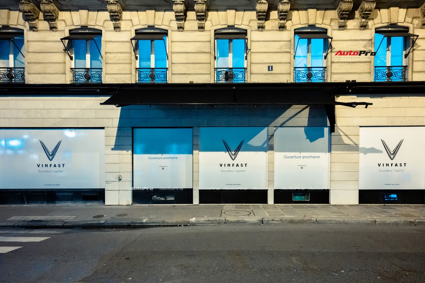 Ảnh độc quyền: Diện mạo showroom VinFast 3 mặt tiền giữa Paris, đẹp lung linh chỉ chờ mở cửa - Ảnh 6. Ảnh độc quyền: Diện mạo showroom VinFast 3 mặt tiền giữa Paris, đẹp lung linh chỉ chờ mở cửa - Ảnh 6.