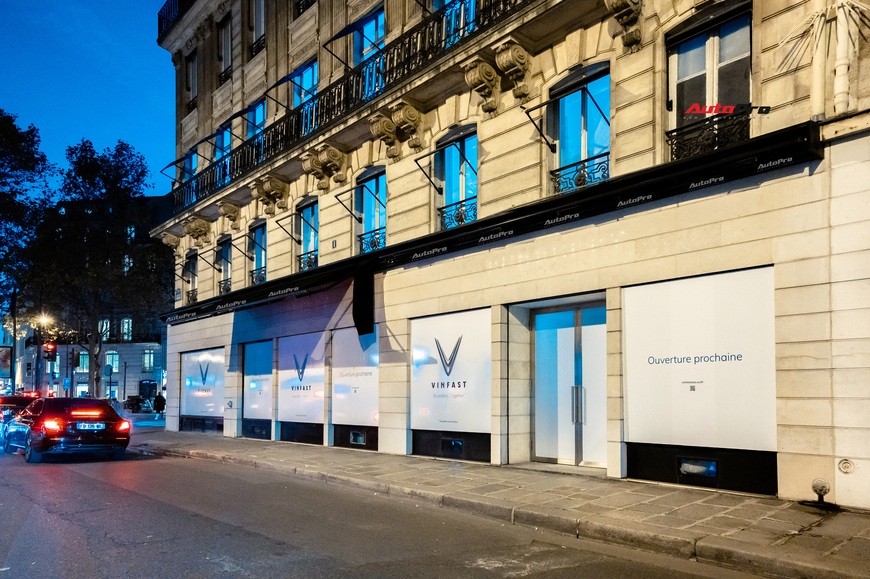 Ảnh độc quyền: Diện mạo showroom VinFast 3 mặt tiền giữa Paris, đẹp lung linh chỉ chờ mở cửa - Ảnh 2.
