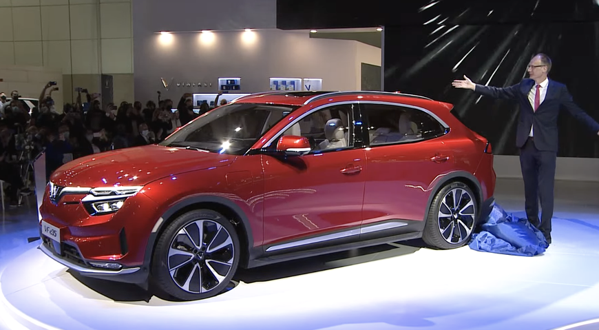 Ra mắt VinFast VF e35: Ngang cỡ Mercedes-Benz GLC, động cơ điện 402 mã lực, nhiều tính năng thông minh và công nghệ tự lái - Ảnh 3. Ra mắt VinFast VF e35: Ngang cỡ Mercedes-Benz GLC, động cơ điện 402 mã lực, nhiều tính năng thông minh và công nghệ tự lái - Ảnh 3.