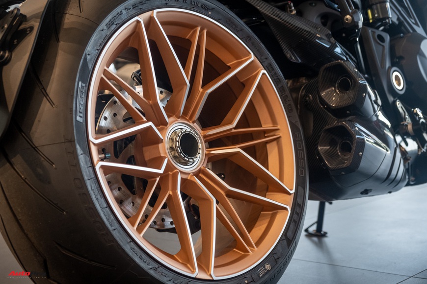 Lamborghini 2 bánh giá gần 1,3 tỷ đồng tại Việt Nam: Chủ xe ở Bình Dương, đặt xe phải thuyết phục hãng mẹ, khó đưa về chiếc thứ hai - Ảnh 15. Lamborghini 2 bánh giá gần 1,3 tỷ đồng tại Việt Nam: Chủ xe ở Bình Dương, đặt xe phải thuyết phục hãng mẹ, khó đưa về chiếc thứ hai - Ảnh 15.