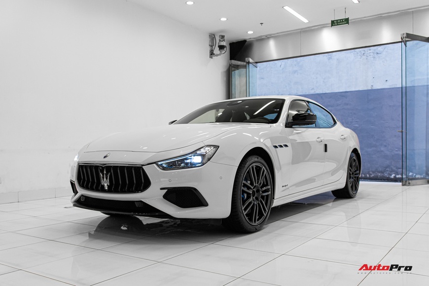 Maserati Ghibli Hybrid giá gần 6 tỷ đồng tại Việt Nam - Sedan thể thao tiết kiệm xăng cho giới nhà giàu - Ảnh 1.