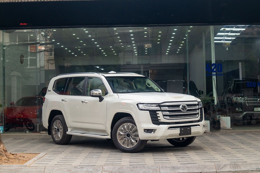 Chi tiết Toyota Land Cruiser 2022 vừa về showroom cho đại gia Việt thích hàng độc: Là bản kỷ niệm, động cơ nồi đồng cối đá - Ảnh 1.