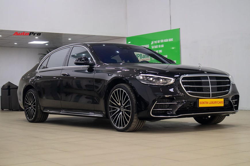 Chi tiết Mercedes-Benz S 500 2022 vừa về Việt Nam: Chuẩn đẳng cấp sedan nhà giàu, cho đại gia thích bóc tem sớm, không chờ hàng chính hãng - Ảnh 1.