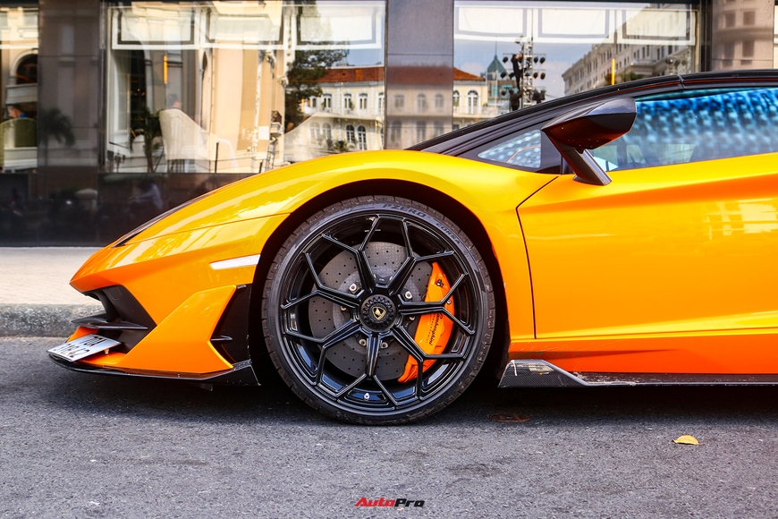 Cận cảnh Lamborghini Aventador SVJ Roadster đầu tiên ra biển trắng tại Việt Nam, tiền đóng thuế trước bạ chắc chắn đủ mua thêm chiếc BMW - Ảnh 4.