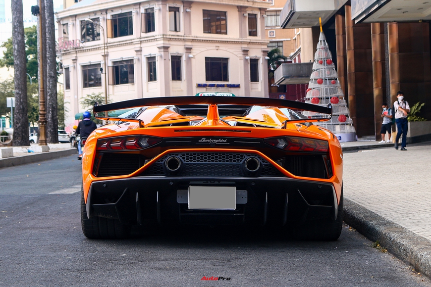 Cận cảnh Lamborghini Aventador SVJ Roadster màu cam vừa về Việt Nam - Ảnh 13. Cận cảnh Lamborghini Aventador SVJ Roadster màu cam vừa về Việt Nam - Ảnh 13.