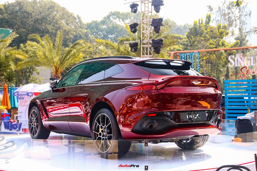 Cận cảnh Aston Martin DBX thứ 2 về Việt Nam: Giá gần 17 tỷ đồng, màu sơn là điểm nhấn chính - Ảnh 8.