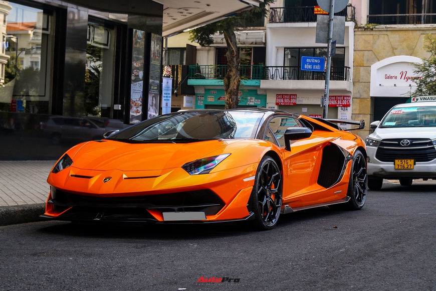 Cận cảnh Lamborghini Aventador SVJ Roadster màu cam vừa về Việt Nam - Ảnh 12. Cận cảnh Lamborghini Aventador SVJ Roadster màu cam vừa về Việt Nam - Ảnh 12.