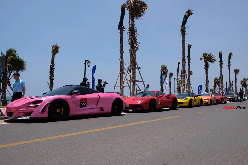 Tổng kết VietRally ngày đầu: Gần 50 siêu xe và xe thể thao vượt 200km đến Mũi Né, Pagani Huayra được chở trên xe chuyên dụng - Ảnh 4. Tổng kết VietRally ngày đầu: Gần 50 siêu xe và xe thể thao vượt 200km đến Mũi Né, Pagani Huayra được chở trên xe chuyên dụng - Ảnh 4.