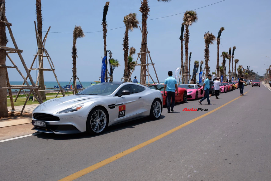 Tổng kết VietRally ngày đầu: Gần 50 siêu xe và xe thể thao vượt 200km đến Mũi Né, Pagani Huayra được chở trên xe chuyên dụng - Ảnh 3. Tổng kết VietRally ngày đầu: Gần 50 siêu xe và xe thể thao vượt 200km đến Mũi Né, Pagani Huayra được chở trên xe chuyên dụng - Ảnh 3.