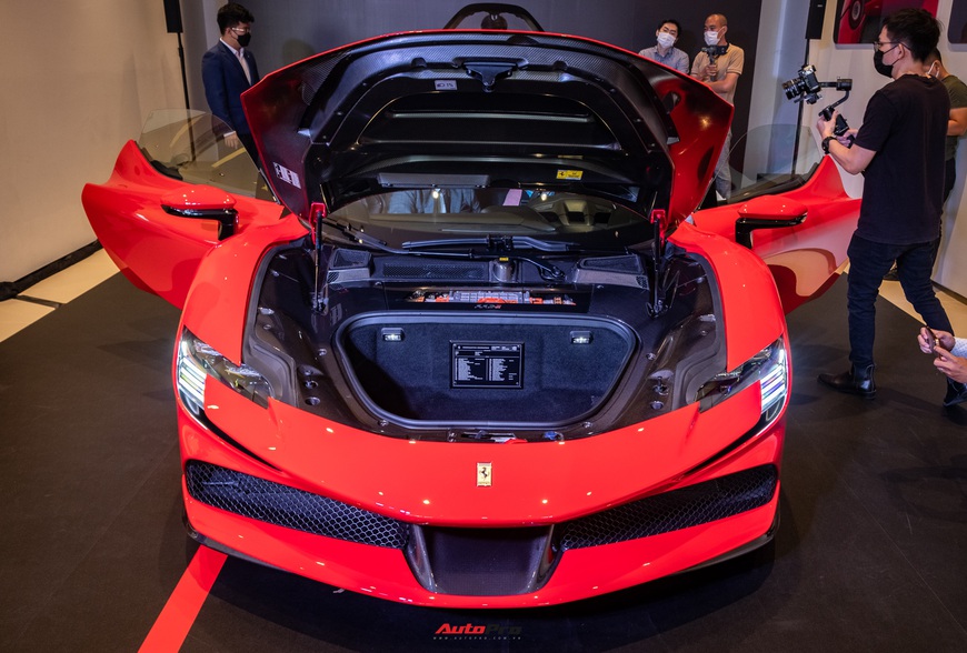 Ferrari SF90 Stradale chính hãng đầu tiên về Việt Nam: Giá trên 30 tỷ đồng, không phải xe của Cường Đô La - Ảnh 5. Ferrari SF90 Stradale chính hãng đầu tiên về Việt Nam: Giá trên 30 tỷ đồng, không phải xe của Cường Đô La - Ảnh 5.