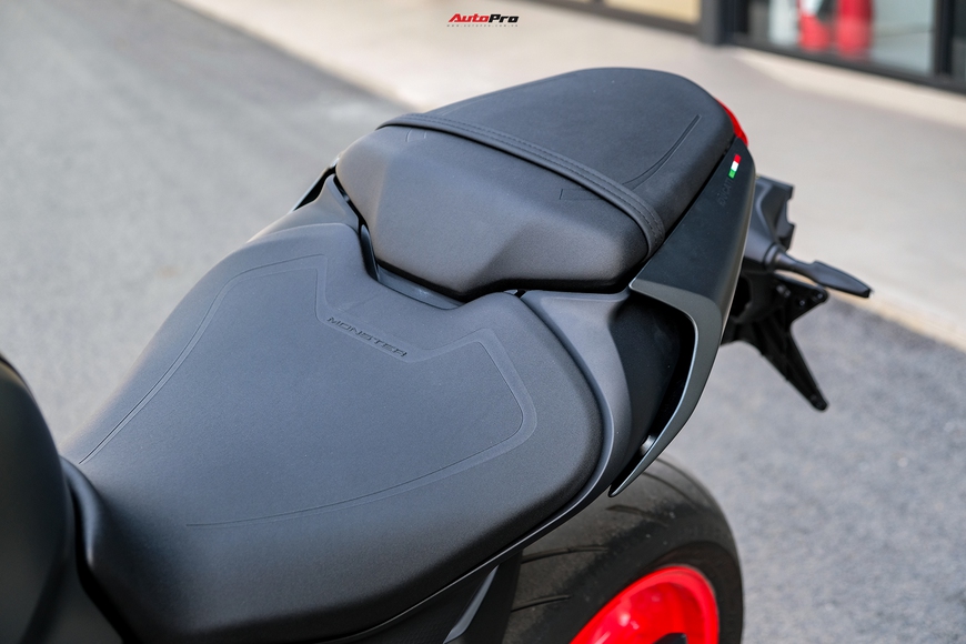 Ducati Monster 2022 đầu tiên về Việt Nam, giá từ 439 triệu đồng - Ảnh 6.