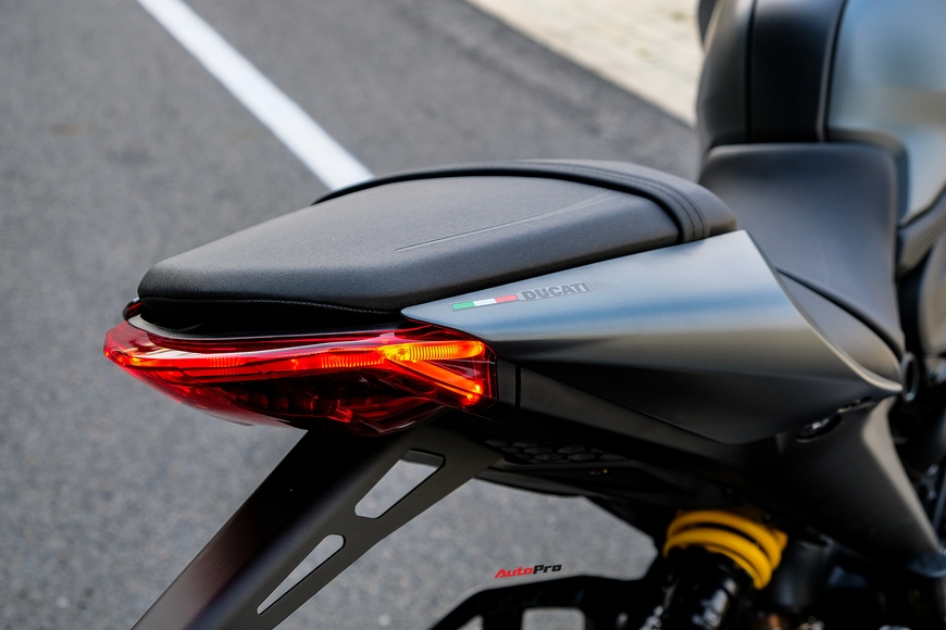Ducati Monster 2022 đầu tiên về Việt Nam, giá từ 439 triệu đồng - Ảnh 7.