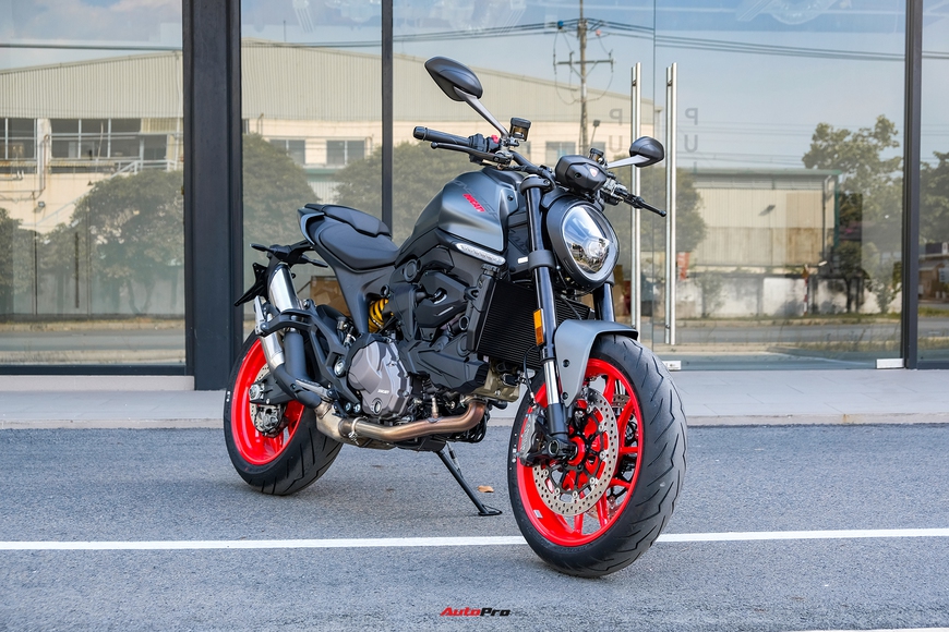 Ducati Monster 2022 đầu tiên về Việt Nam, giá từ 439 triệu đồng - Ảnh 1.