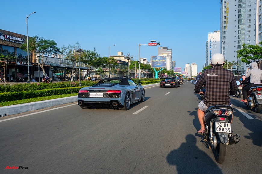 Biển người ken đặc dàn siêu xe hơn 300 tỷ đồng của đại gia Hoàng Kim Khánh tại Đà Nẵng, vắng bóng Koenigsegg Regera - Ảnh 10. Biển người ken đặc dàn siêu xe hơn 300 tỷ đồng của đại gia Hoàng Kim Khánh tại Đà Nẵng, vắng bóng Koenigsegg Regera - Ảnh 10.