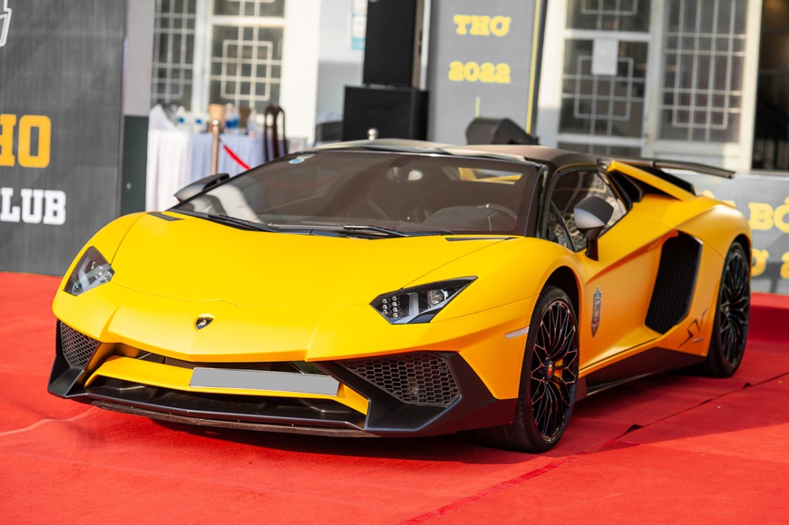 Loạt siêu xe gần 100 tỷ đồng nối đuôi về Cần Thơ: Nữ 9x mang tới 2 siêu phẩm, Aventador SV Coupe thứ 2 về Việt Nam - Ảnh 4. Loạt siêu xe gần 100 tỷ đồng nối đuôi về Cần Thơ: Nữ 9x mang tới 2 siêu phẩm, Aventador SV Coupe thứ 2 về Việt Nam - Ảnh 4.