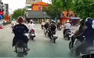 Hà Nội: Sang đường "hồn nhiên", nữ tài xế gây tai nạn rồi bỏ chạy, công an đang truy tìm
