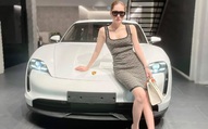 Vừa sắm Lamborghini Huracan, chồng ca sĩ Đoàn Di Băng tặng thêm Porsche Taycan cho vợ nhân dịp 20/10