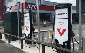 Vì sao các chuỗi KFC, McDonald, Starbucks... chạy đua lắp trạm sạc điện?