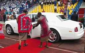 Cuộc sống xa hoa của vua cuối cùng tại châu Phi: Mua cả chục Rolls-Royce tặng vợ, sở hữu dàn siêu xe không thua các triệu phú