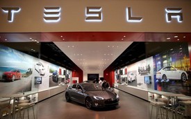Tesla lo giảm giá xe để thu hút khách hàng, đối thủ lớn nhất lại "bình chân như vại" tăng giá xe điện