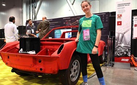 Cô bé 14 tuổi tự làm Porsche 914 điện bằng tiền bán rau gây sốt tại triển lãm xe độ