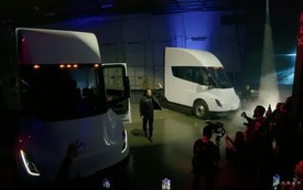 Xe tải điện Tesla Semi đầu tiên được giao sau 3 năm dài trì hoãn, Elon Musk tự tin gọi nó là 'quái vật'