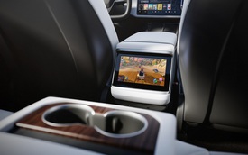 Tesla khởi đầu xu hướng mới, trang bị màn hình siêu lớn cho người ngồi sau