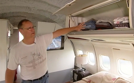 Người đàn ông cải tạo chiếc máy bay cũ thành 5 phòng tiện nghi, sống quây quần cùng gia đình suốt 11 năm: Nội thất kinh ngạc!