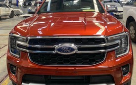 Ford Everest 2023 xuất hiện tại xưởng dịch vụ chính hãng: Hé lộ danh sách trang bị ấn tượng, áp lực cho Fortuner và Santa Fe