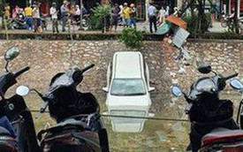 Hoảng hốt chứng kiến nữ tài xế lao ô tô xuống sông Kim Ngưu