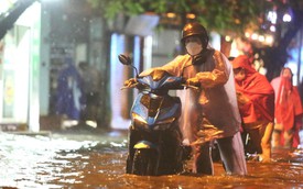 Nhiều tuyến phố tại Hà Nội ‘thành sông’ sau hơn 20 phút mưa trắng trời