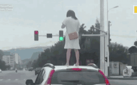 Clip: Giận chồng, vợ trèo lên nóc xe đứng và cái kết hài hước