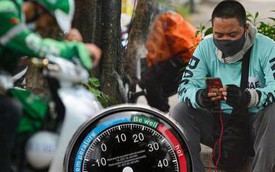Chùm ảnh: Shipper, xe ôm công nghệ ở Hà Nội vật vã mưu sinh dưới cái nắng 37 độ C