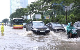 Cần lưu ý gì khi lái ô tô trong trời mưa ngập?