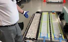 Tháo tung bộ pin 'xịn nhất' của xe điện Tesla, nhóm chuyên gia bất ngờ trước bí mật công nghệ của Elon Musk