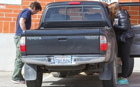 Gần 20 năm, "Người Dơi" Christian Bale vẫn lái chiếc bán tải Toyota cà tàng cũ kỹ