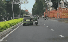 Mức phạt của người chạy xe máy dùng chân đẩy ô tô trên đường