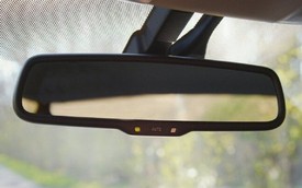 Chấm đen trên gương chiếu hậu lắp trong ô tô có tác dụng gì?