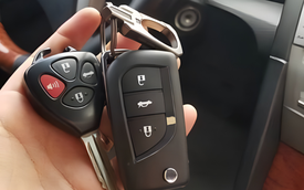 Vì sao không nên treo thêm chìa khóa khác cùng chùm chìa khóa ô tô?